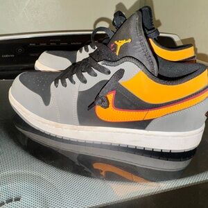 Jordan Men's Black and Yellow Sneakers